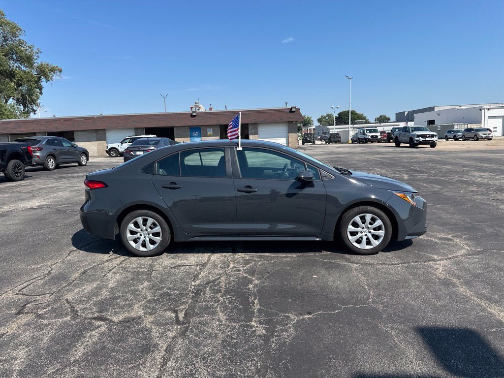 Used 2026 Toyota Corolla LE FWD image 4