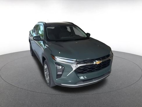 Used 2025 Chevrolet Trax LT w/ LT Convenience Package FWD image 3