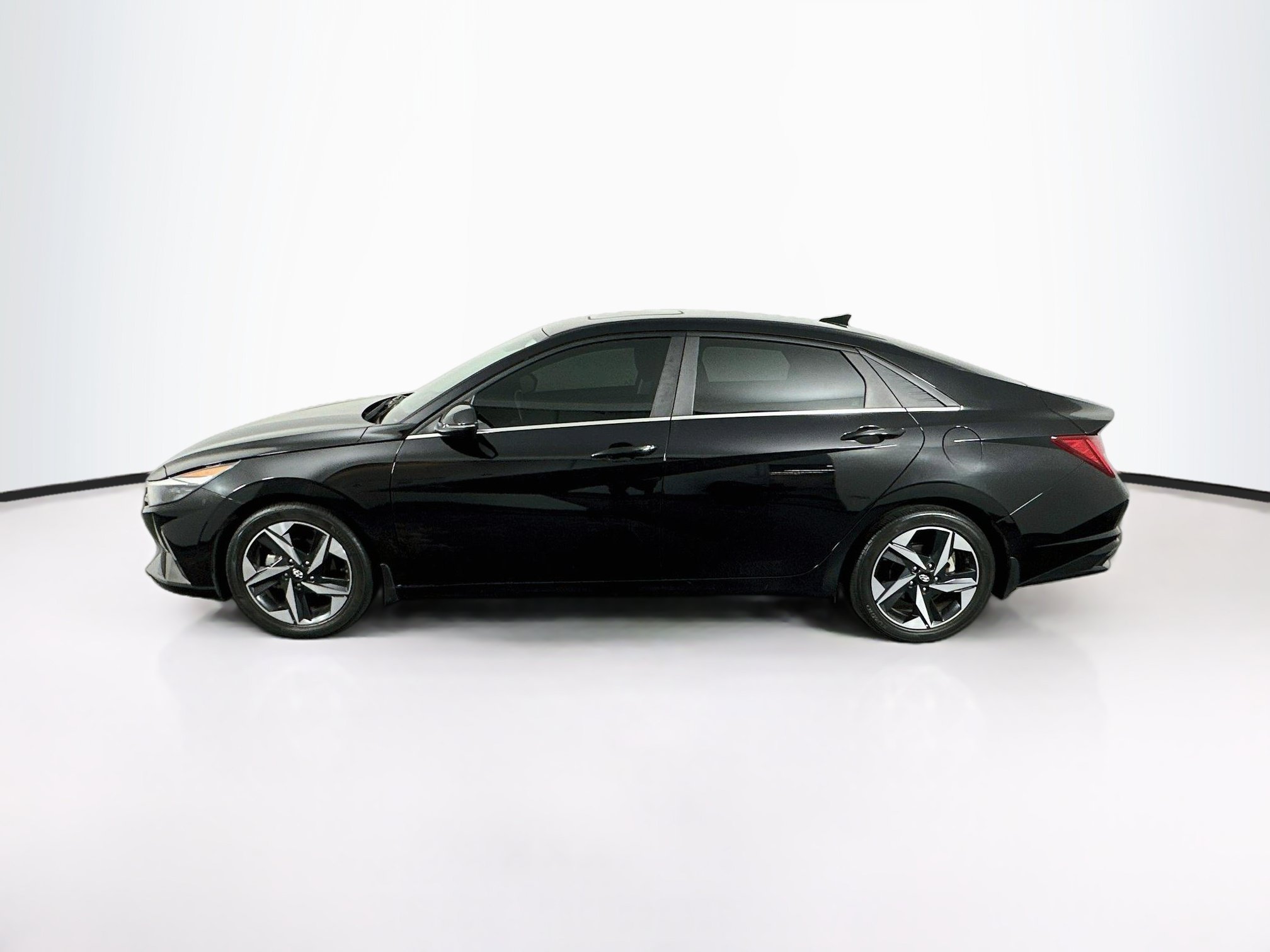 Used 2023 Hyundai Elantra Limited FWD image 4