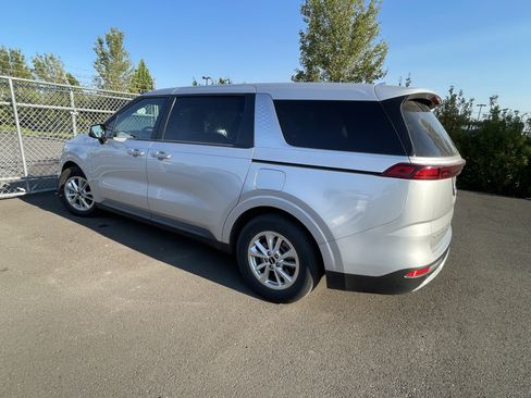 Used 2022 Kia Carnival LX FWD image 3