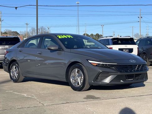 Certified 2025 Hyundai Elantra SE image 1