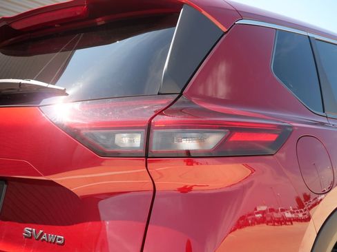 Used 2024 Nissan Rogue SV AWD/4WD image 9