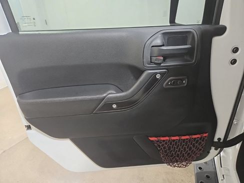 Used 2018 Jeep Wrangler Unlimited Rubicon AWD/4WD image 17