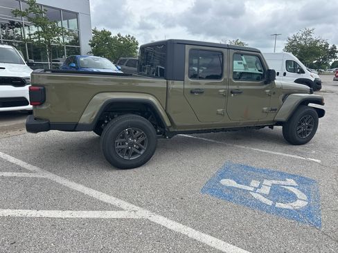New 2025 Jeep Gladiator Sport image 30