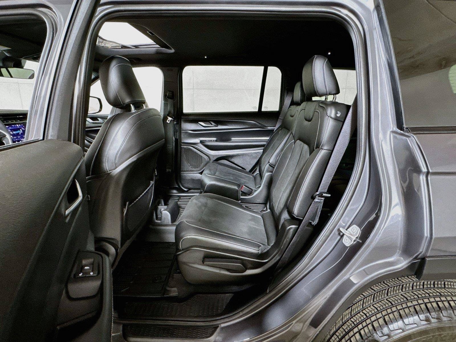 Used 2025 Jeep Grand Cherokee L Altitude RWD image 22