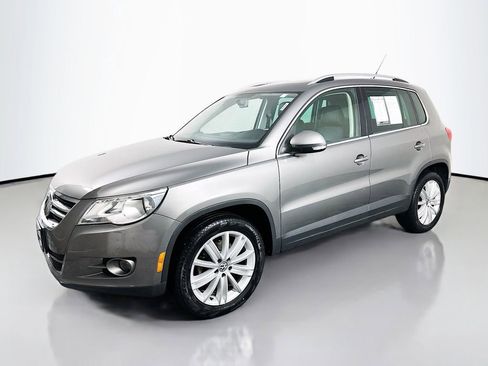 Used 2011 Volkswagen Tiguan SE image 3