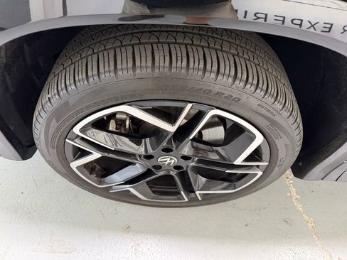 Used 2025 Volkswagen Tiguan SEL R-Line image 6