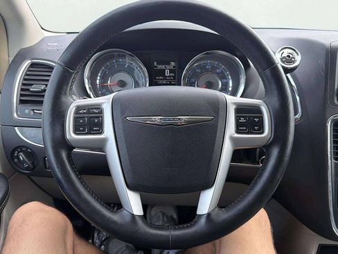 Used 2016 Chrysler Town & Country Touring w/ Driver Convenience Group FWD image 21