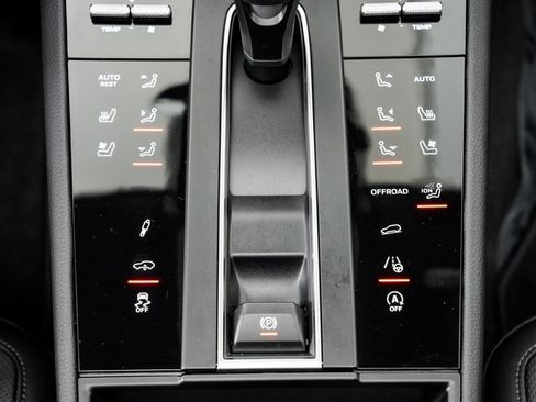 Certified 2023 Porsche Macan Turbo image 21