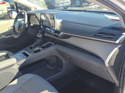 Used 2024 Toyota Sienna Limited image 20