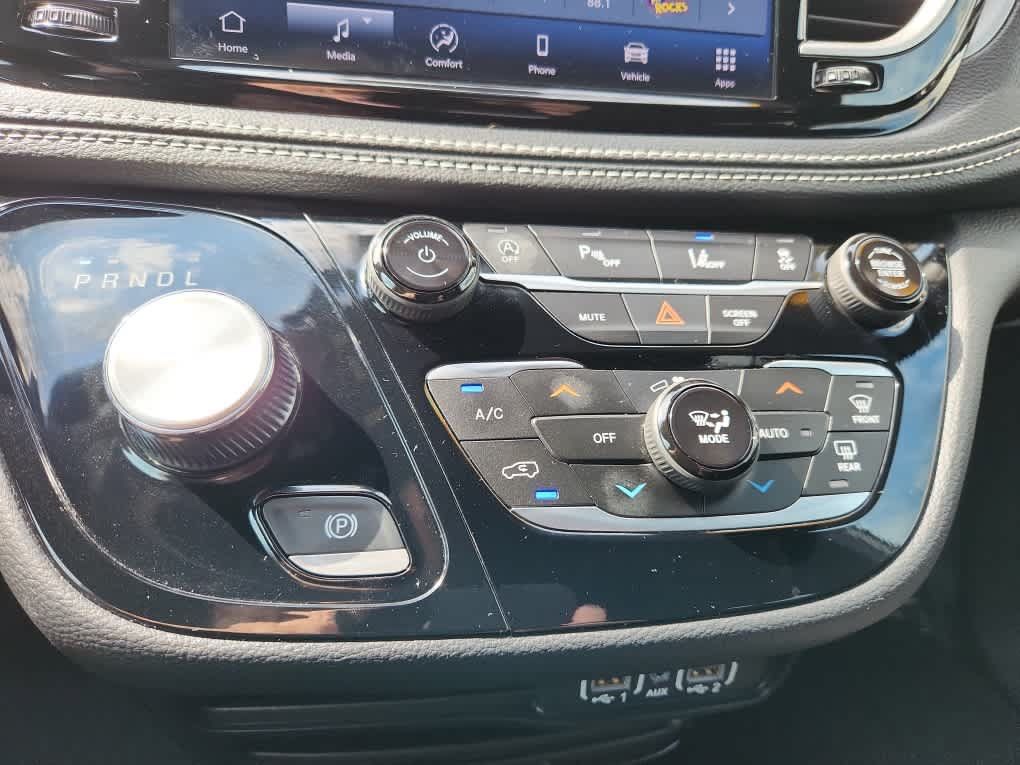 Used 2024 Chrysler Pacifica Touring FWD image 16