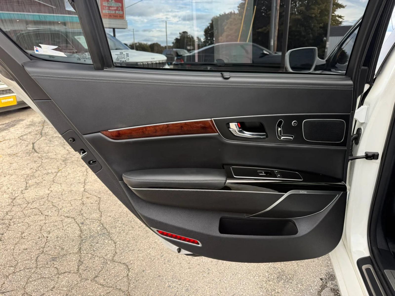 Used 2017 Kia K900 Luxury w/ VIP Plus Package RWD image 11