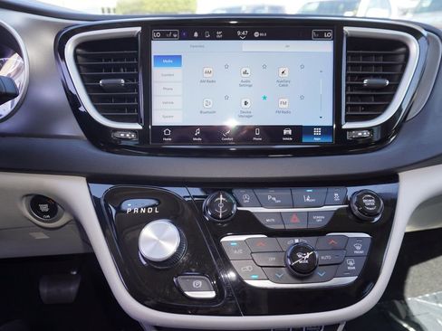 Used 2024 Chrysler Pacifica Touring-L FWD image 22