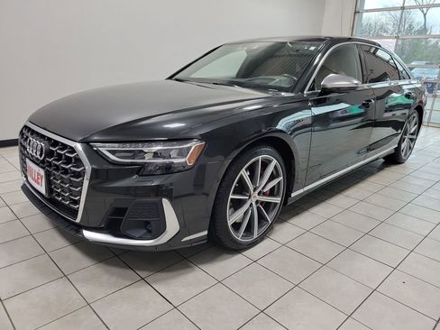 Used 2022 Audi S8 image 3