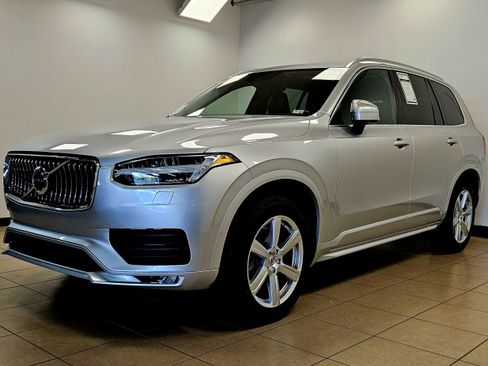 Used 2021 Volvo XC90 T5 Momentum image 2