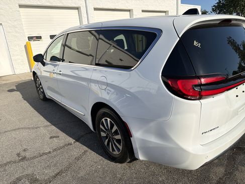 Used 2023 Chrysler Pacifica Limited FWD image 8