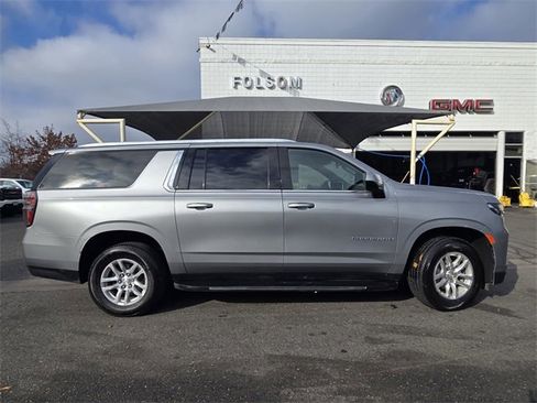 Used 2023 Chevrolet Suburban LT image 3