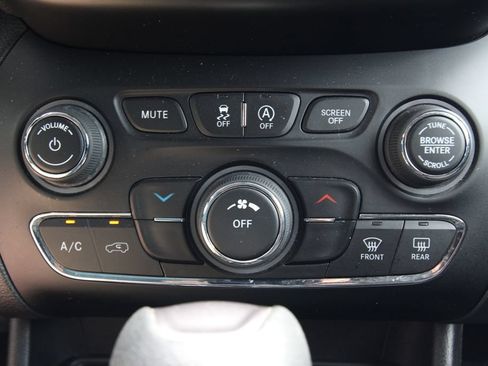 Used 2020 Jeep Cherokee Latitude w/ Cold Weather Group AWD/4WD image 28