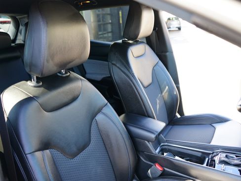 Used 2025 Jeep Compass Latitude image 18