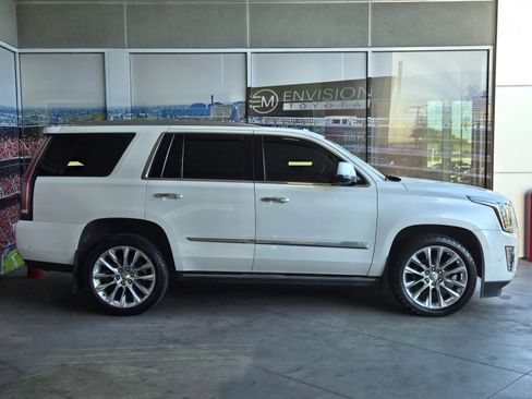 Used 2017 Cadillac Escalade Premium Luxury AWD/4WD image 4