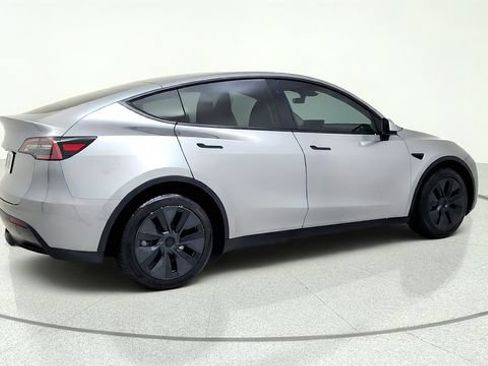 Used 2025 Tesla Model Y Long Range RWD image 9