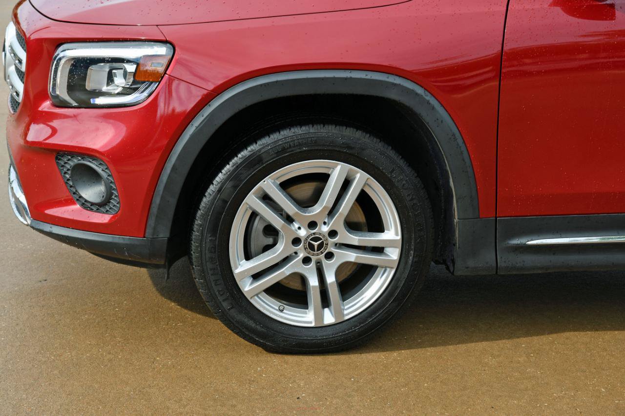 Used 2022 Mercedes-Benz GLB 250 w/ Premium Package image 4