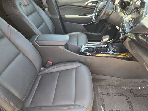 Certified 2025 Chevrolet Trax RS w/ Sunroof Package FWD image 8