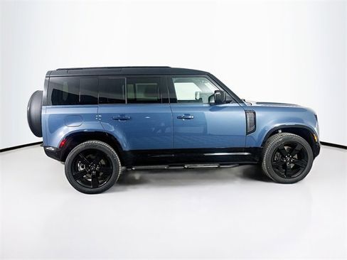 Used 2025 Land Rover Defender 110 X-Dynamic SE image 4