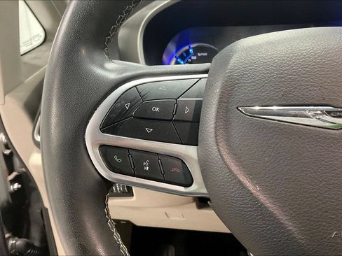 Used 2022 Chrysler Pacifica Touring-L FWD image 23