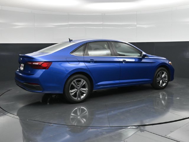 Used 2024 Volkswagen Jetta SE FWD image 2