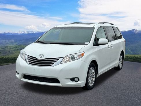 Used 2015 Toyota Sienna XLE image 1