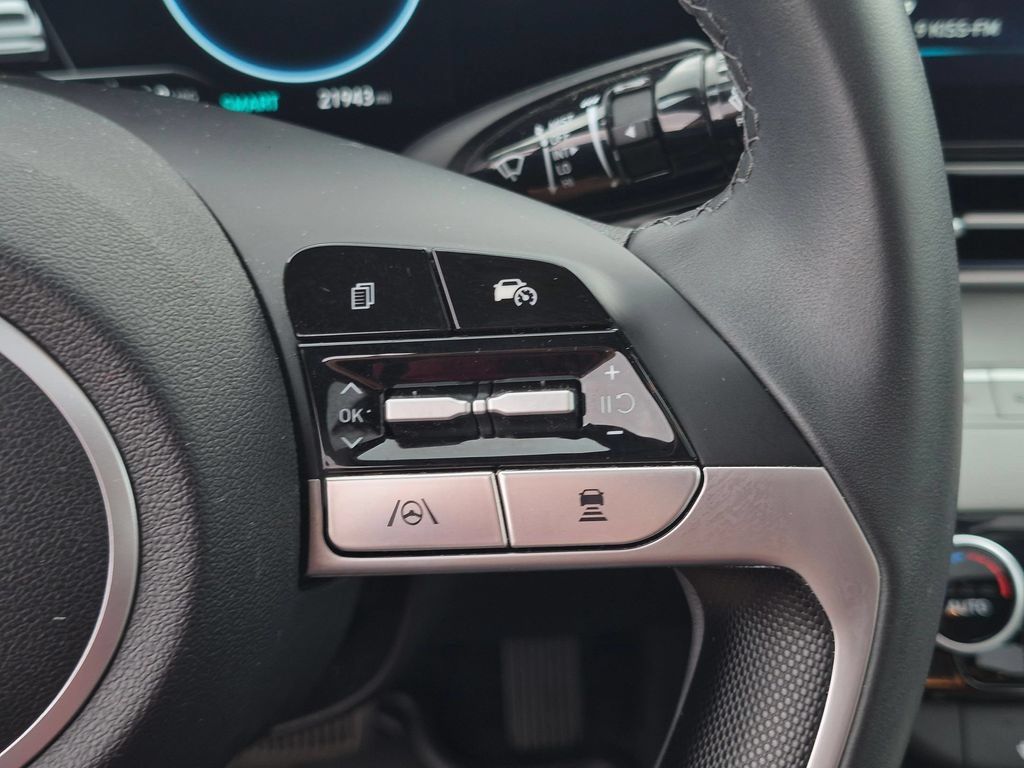 Used 2025 Hyundai Elantra Limited FWD image 17