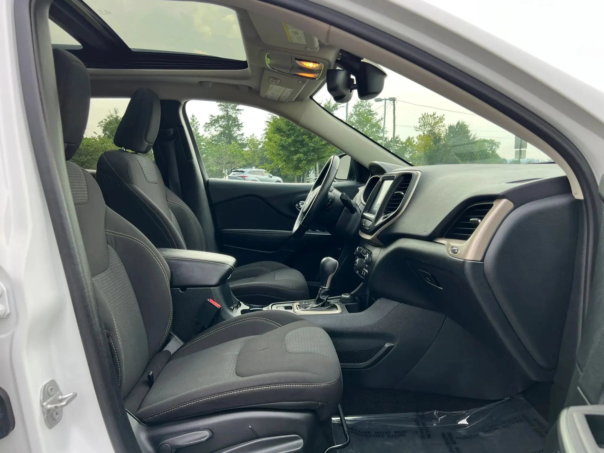 Used 2016 Jeep Cherokee Latitude w/ Comfort/Convenience Group AWD/4WD image 16
