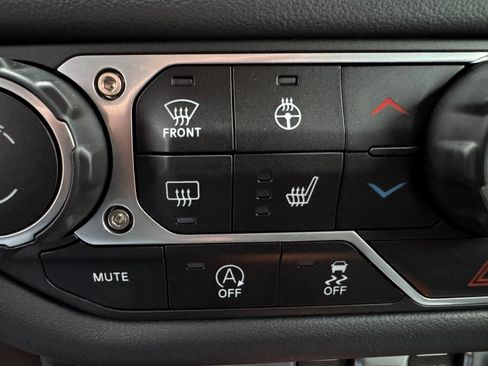 Used 2025 Jeep Wrangler Rubicon w/ Technology Group image 28