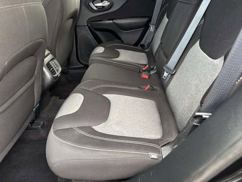 Used 2016 Jeep Cherokee Sport image 13