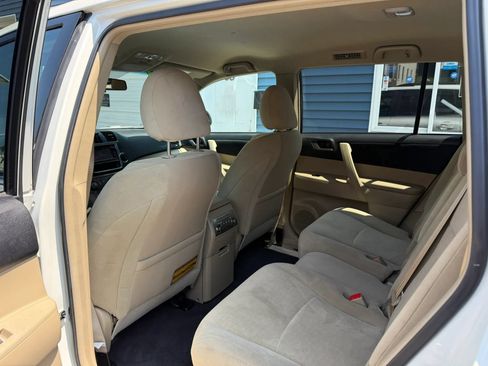 Used 2013 Toyota Highlander Plus AWD/4WD image 30