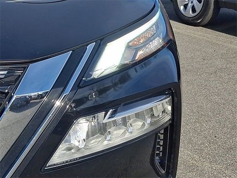 Used 2023 Nissan Rogue SV image 9