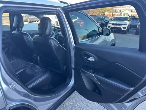 Used 2019 Jeep Cherokee Latitude Plus w/ Cold Weather Group image 8