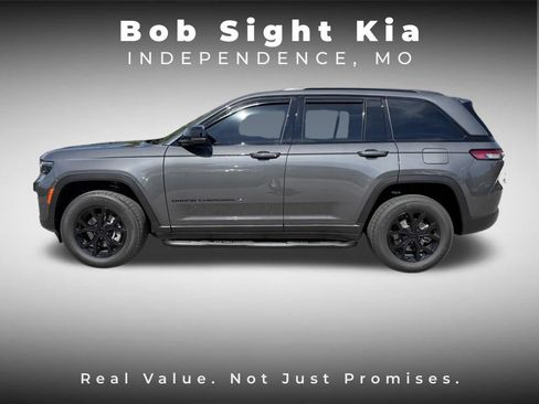 Used 2025 Jeep Grand Cherokee Altitude AWD/4WD image 6