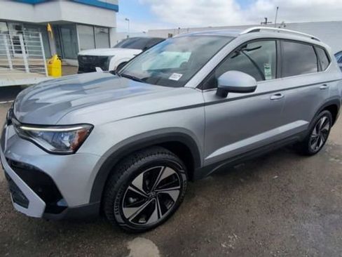 Used 2025 Volkswagen Taos SE image 4