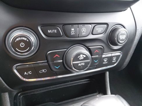 Used 2019 Jeep Cherokee Latitude Plus w/ Comfort/Convenience Group image 40