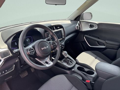 Used 2025 Kia Soul LX w/ LX Technology Package FWD image 11