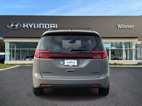 Used 2025 Chrysler Pacifica Limited image 4