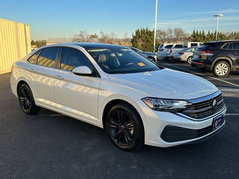 Used 2024 Volkswagen Jetta SE w/ Panoramic Sunroof Package image 3