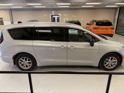Used 2024 Chrysler Pacifica Touring-L image 5
