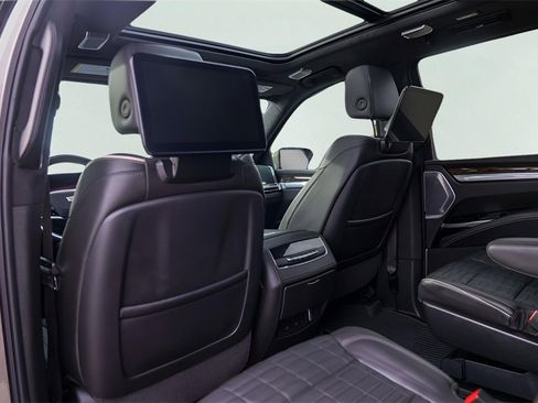 Used 2025 Cadillac Escalade Sport Platinum w/ LPO, ONYX Package image 24