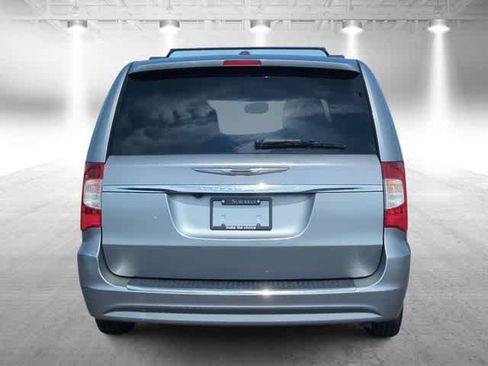 Used 2014 Chrysler Town & Country Touring FWD image 6
