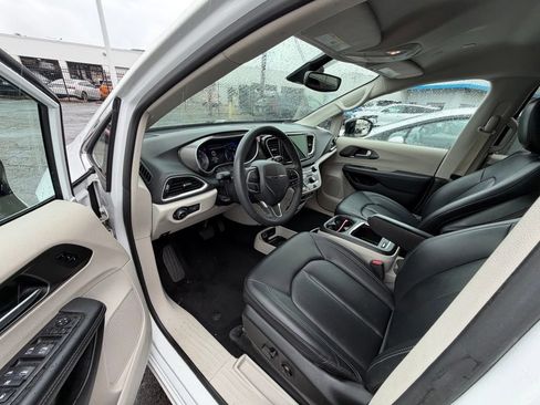 Used 2024 Chrysler Pacifica Touring-L FWD image 5