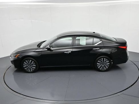 Used 2024 Nissan Altima 2.5 SV FWD image 17