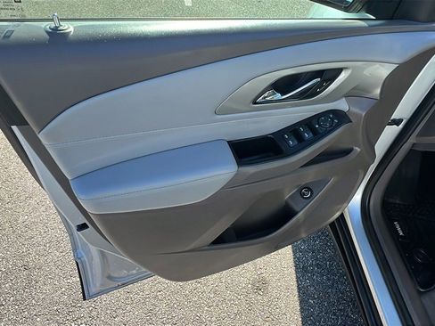 Used 2021 Chevrolet Traverse LT image 11